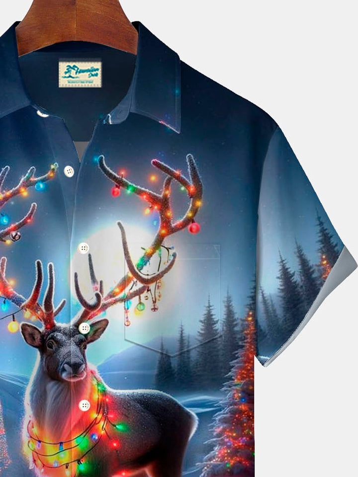 Camisa de manga corta con bolsillo abotonado y estampado navideño de ciervos y farolillos para hombre de Alohadaddy