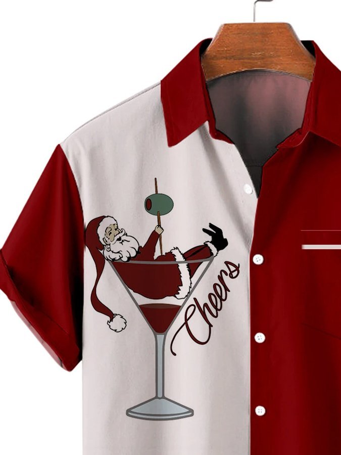 Camisa de manga corta con bolsillo delantero y estampado de Papá Noel con bolsa de regalos para hombre