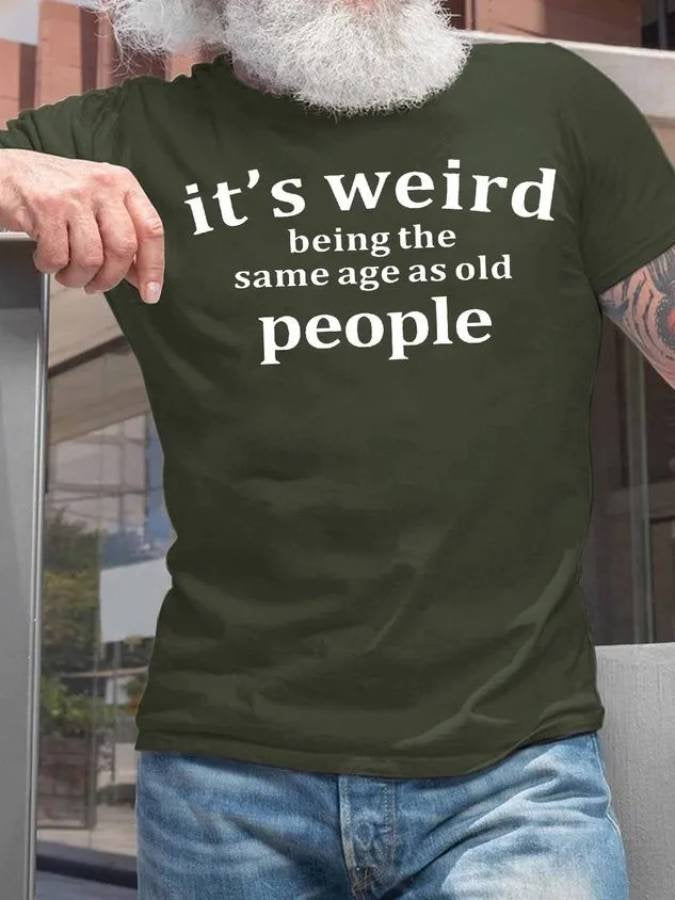 Camiseta con estampado gráfico divertido para hombre "Es extraño tener la misma edad que las personas mayores"