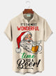 Camisa elástica con bolsillo en el pecho y estampado de dibujos animados de cerveza y Papá Noel navideño de Alohadaddy, talla grande
