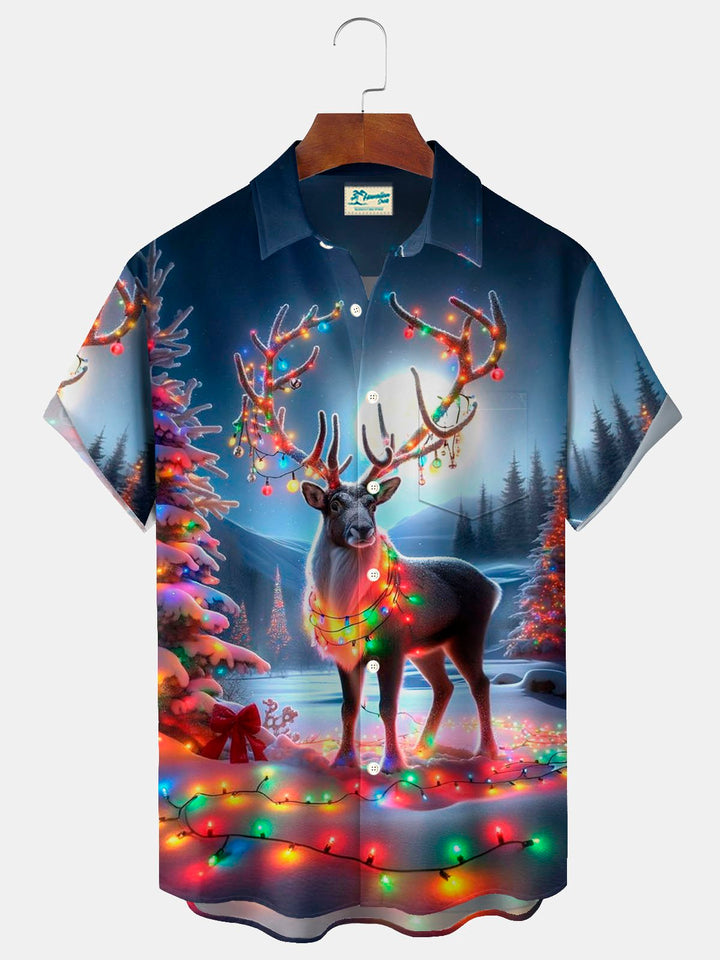Camisa de manga corta con bolsillo abotonado y estampado navideño de ciervos y farolillos para hombre de Alohadaddy
