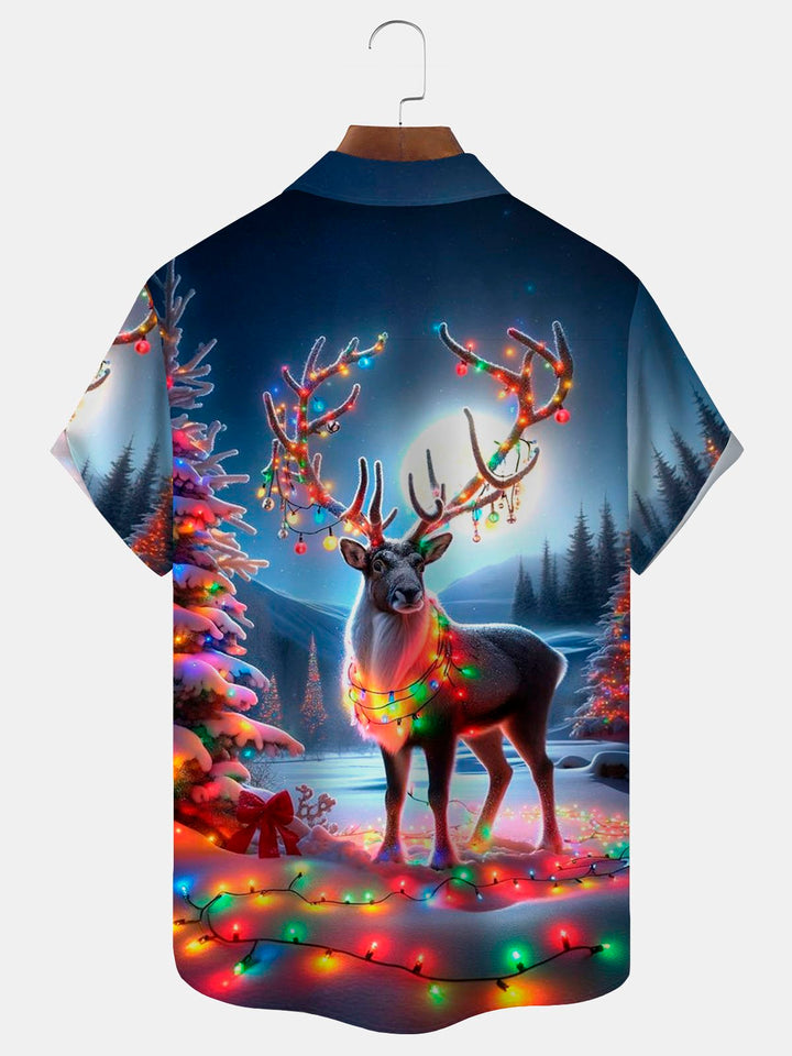 Camisa de manga corta con bolsillo abotonado y estampado navideño de ciervos y farolillos para hombre de Alohadaddy