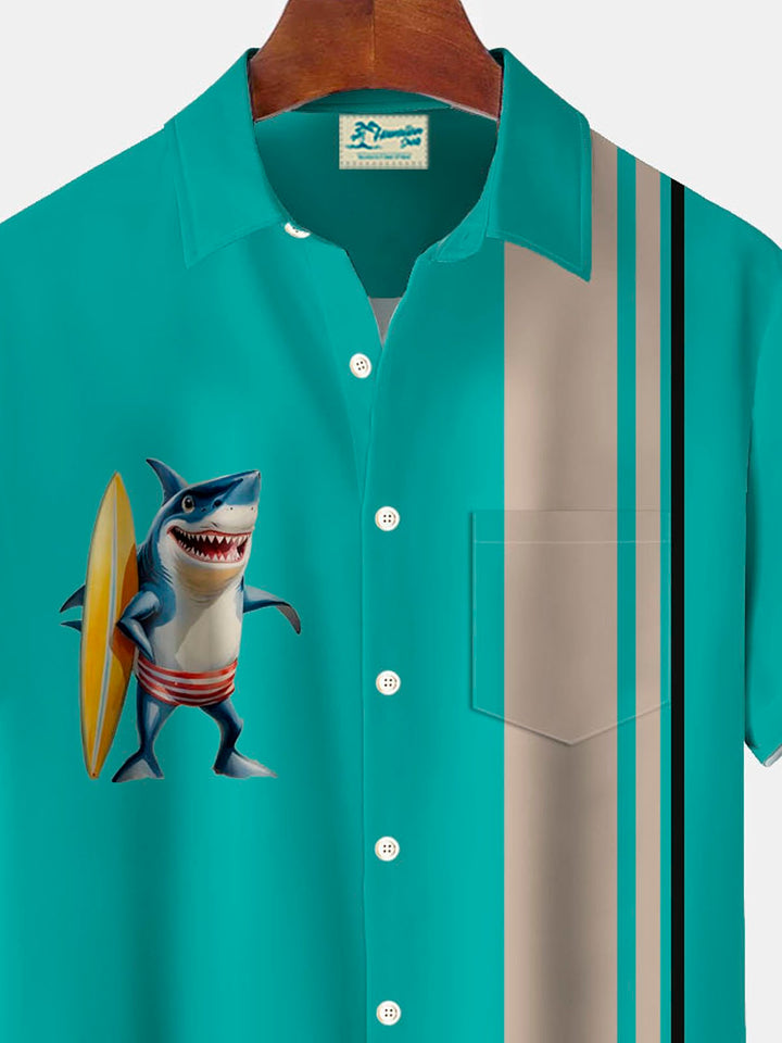 Camisa de manga corta con bolsillo abotonado y estampado digital 3D de tiburón bolos retro de Alohadaddy para hombre, talla grande y alta