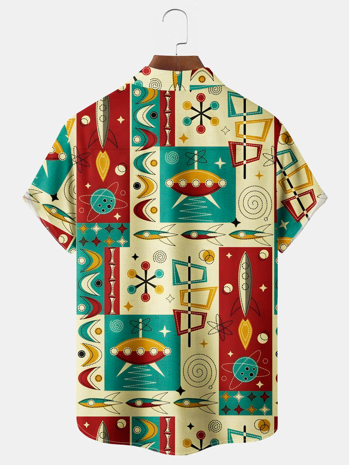 Camisa elástica con bolsillo en el pecho y estampado geométrico estilo boomerang de mediados de siglo de Alohadaddy, talla grande
