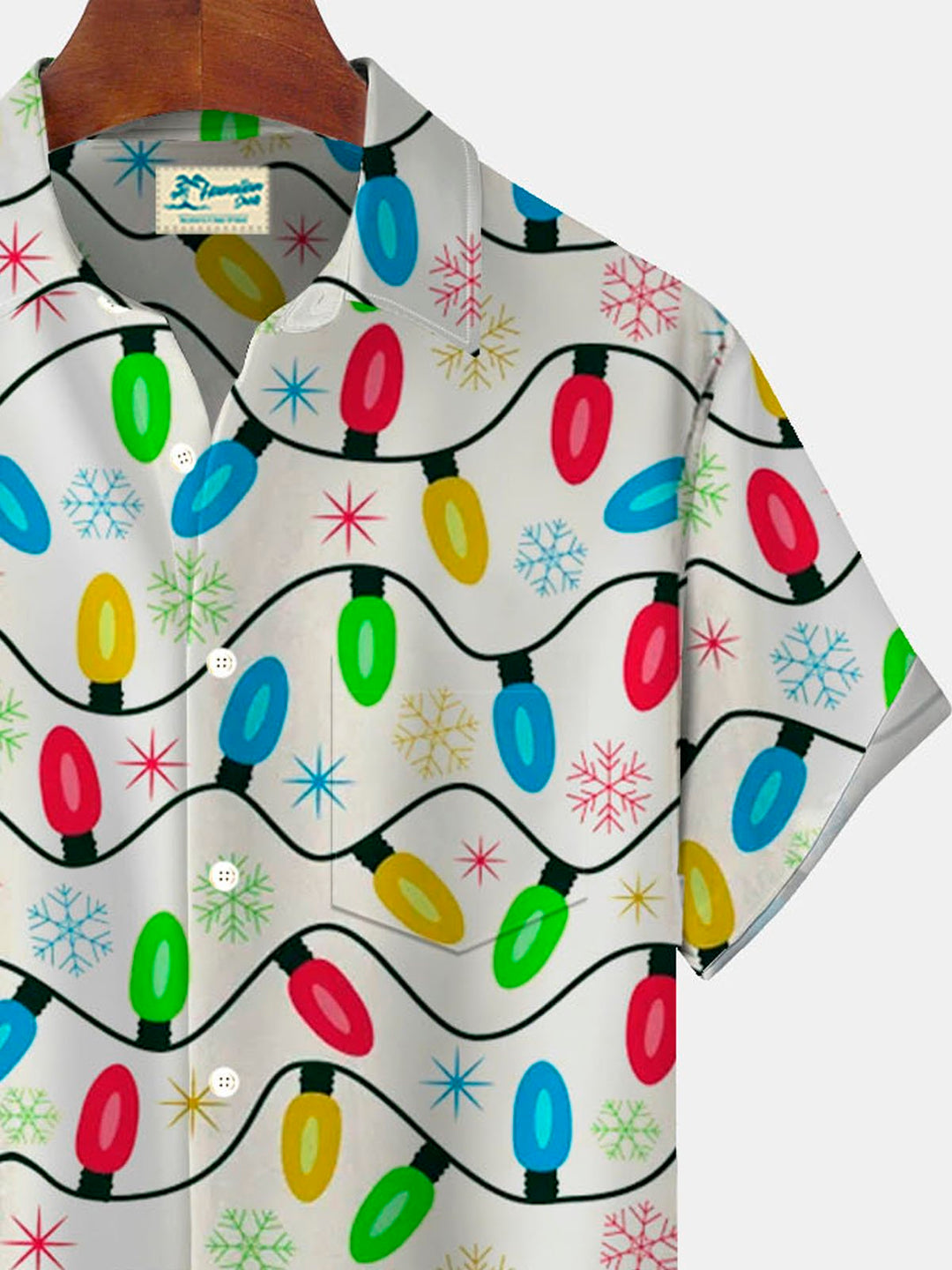 Camisa de manga corta con bolsillos y botones para hombre con estampado de luces navideñas de Alohadaddy