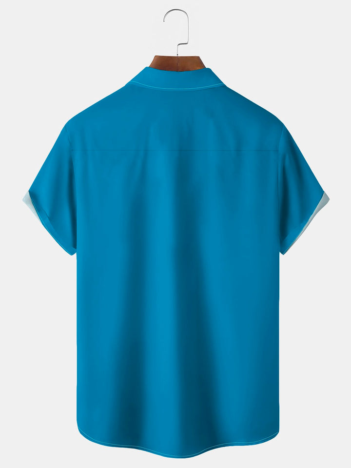 Camisa elástica con bolsillo en el pecho para hombre con estampado de bolos y muscle car de Alohadaddy, talla grande