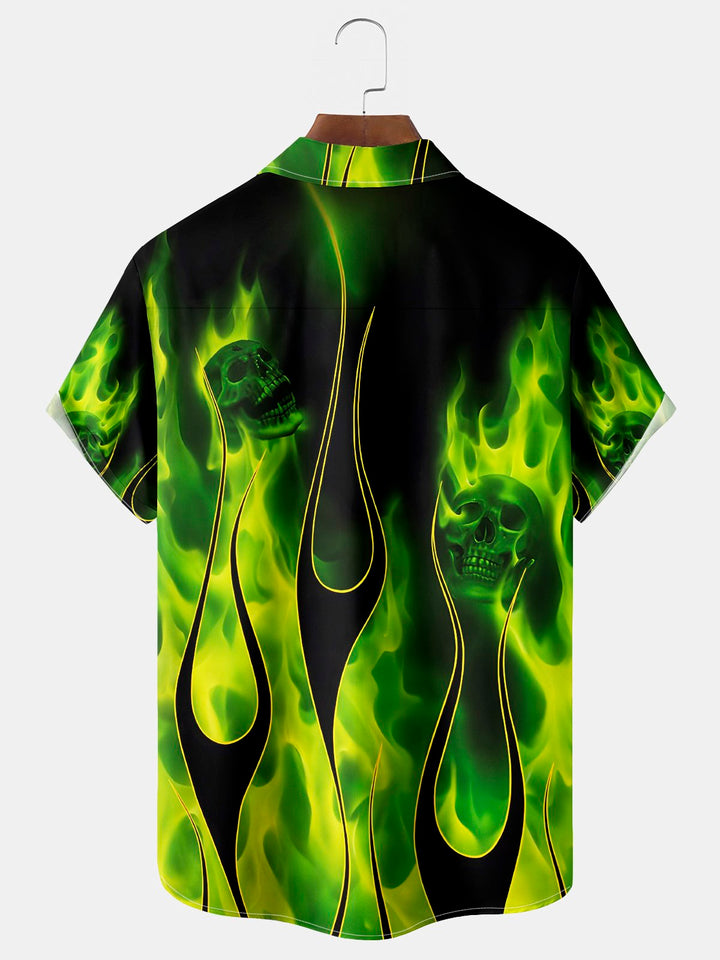 Camisa elástica con bolsillo en el pecho y estampado de calavera en llamas de Halloween para hombre de Alohadaddy, talla grande