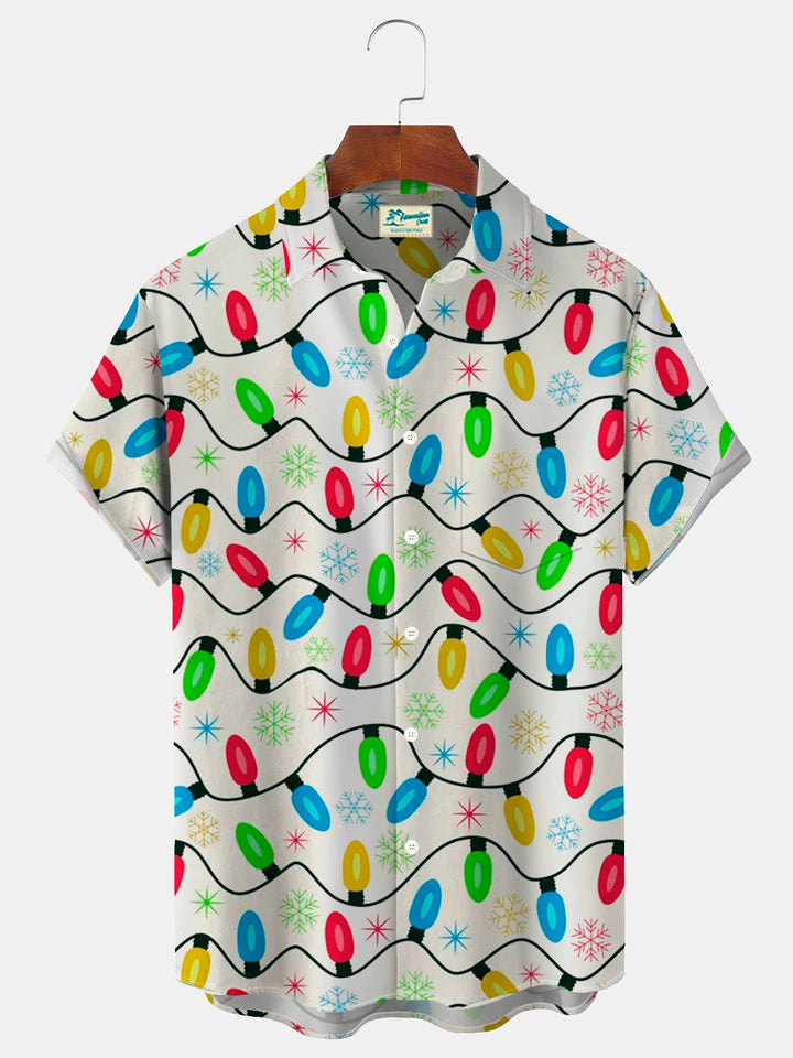 Camisa de manga corta con bolsillos y botones para hombre con estampado de luces navideñas de Alohadaddy