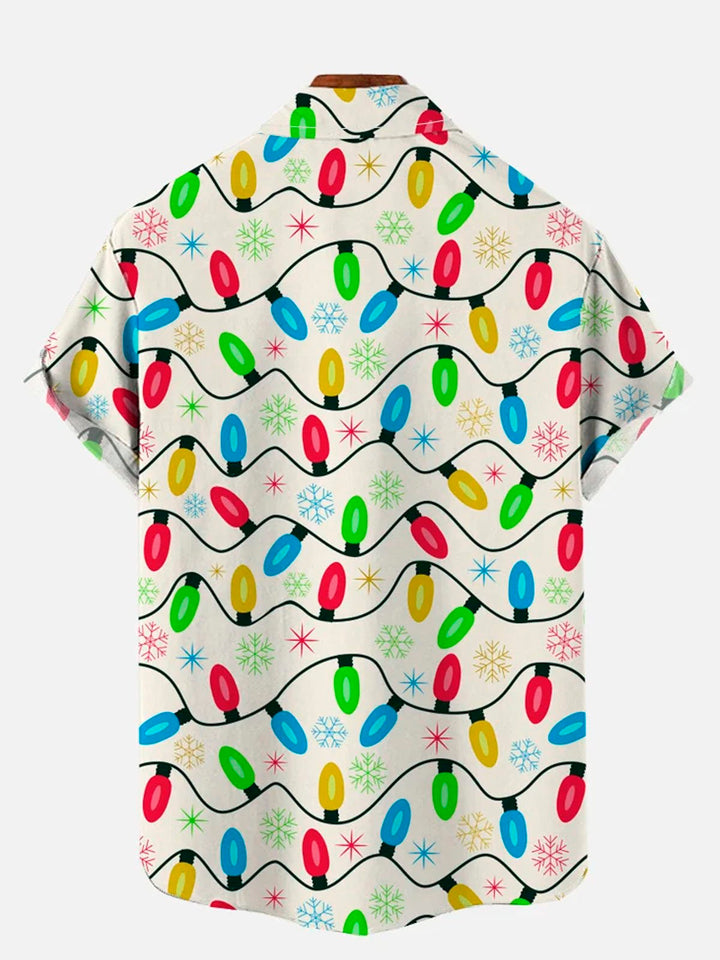 Camisa de manga corta con bolsillos y botones para hombre con estampado de luces navideñas de Alohadaddy