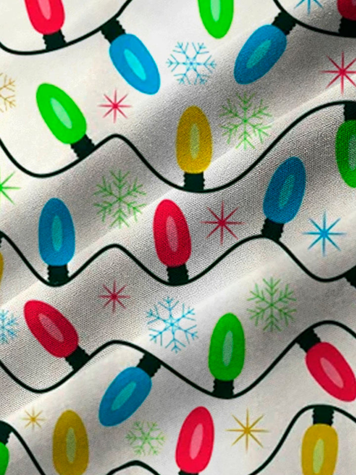 Camisa de manga corta con bolsillos y botones para hombre con estampado de luces navideñas de Alohadaddy