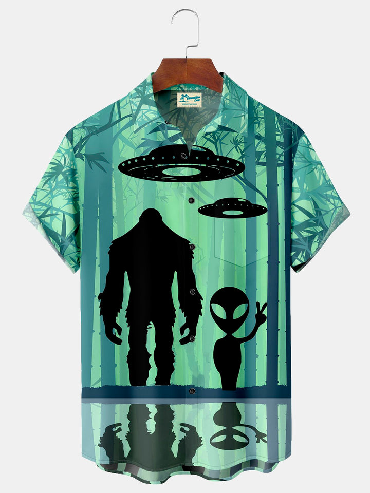 Camisa hawaiana extragrande con bolsillos para hombre con estampado de nave espacial extraterrestre Bigfoot de Alohadaddy Bamboo