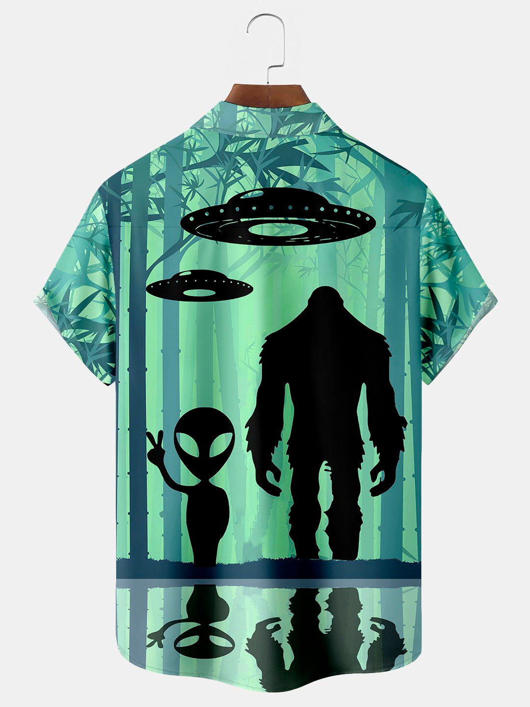 Camisa hawaiana extragrande con bolsillos para hombre con estampado de nave espacial extraterrestre Bigfoot de Alohadaddy Bamboo