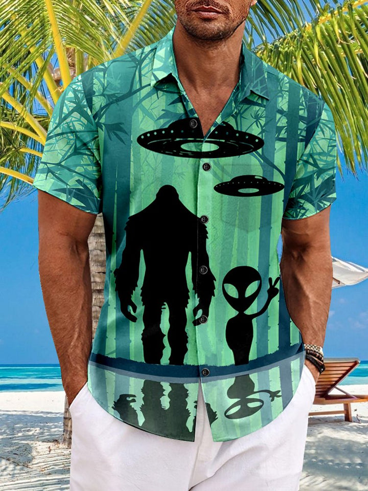 Camisa hawaiana extragrande con bolsillos para hombre con estampado de nave espacial extraterrestre Bigfoot de Alohadaddy Bamboo