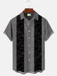 Camisa de manga corta para hombre estilo étnico con estampado oscuro y botones de bolsillo, estilo informal, años 50, para ir al trabajo
