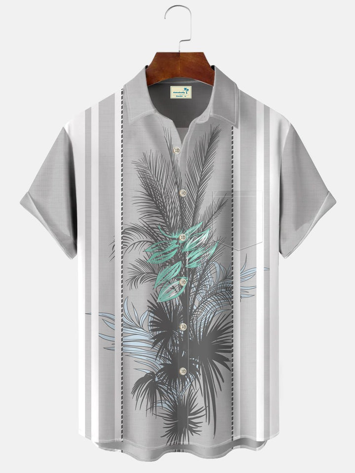 Camisa informal de manga corta con botones y bolsillos en contraste con hojas de plantas de Alohadaddy