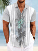 Camisa informal de manga corta con botones y bolsillos en contraste con hojas de plantas de Alohadaddy