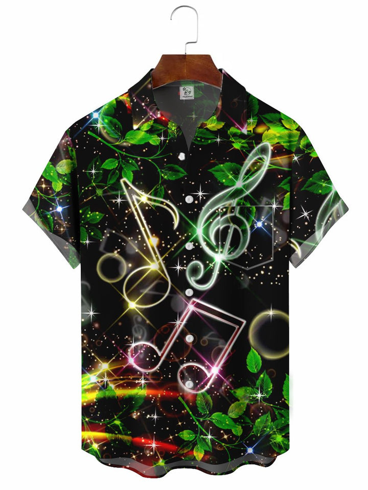 Camisa informal de manga corta con estampado de notas musicales abstractas para hombre