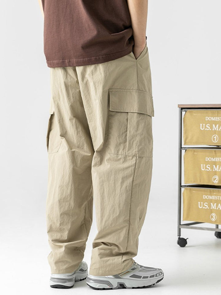 Pantalones de trabajo informales con bolsillos tridimensionales, sueltos y con diseño plisado para exteriores para hombre