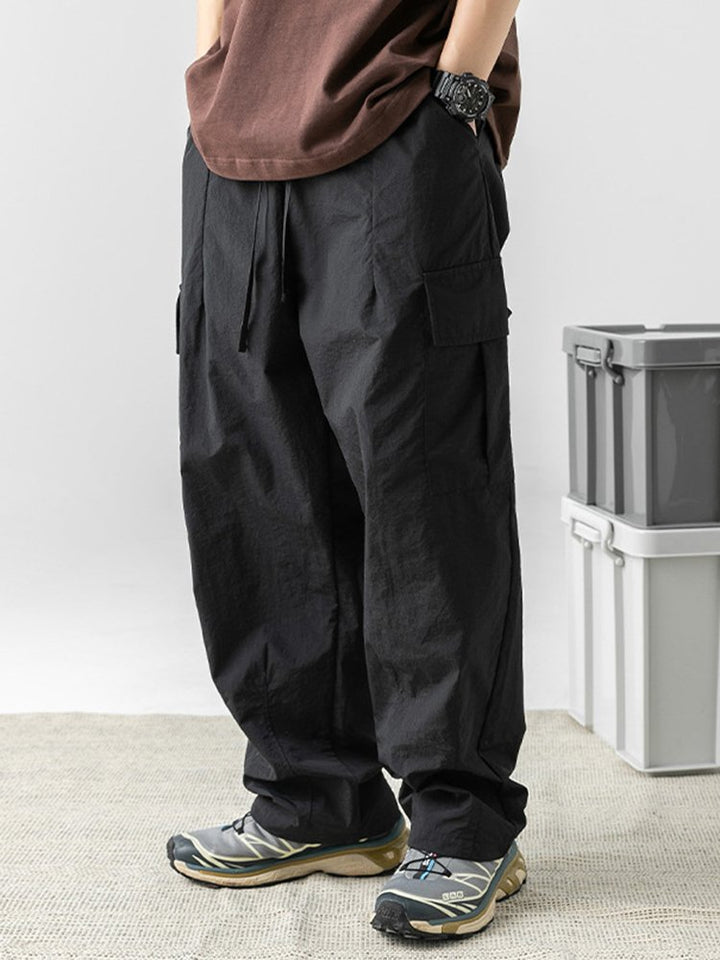 Pantalones de trabajo informales con bolsillos tridimensionales, sueltos y con diseño plisado para exteriores para hombre