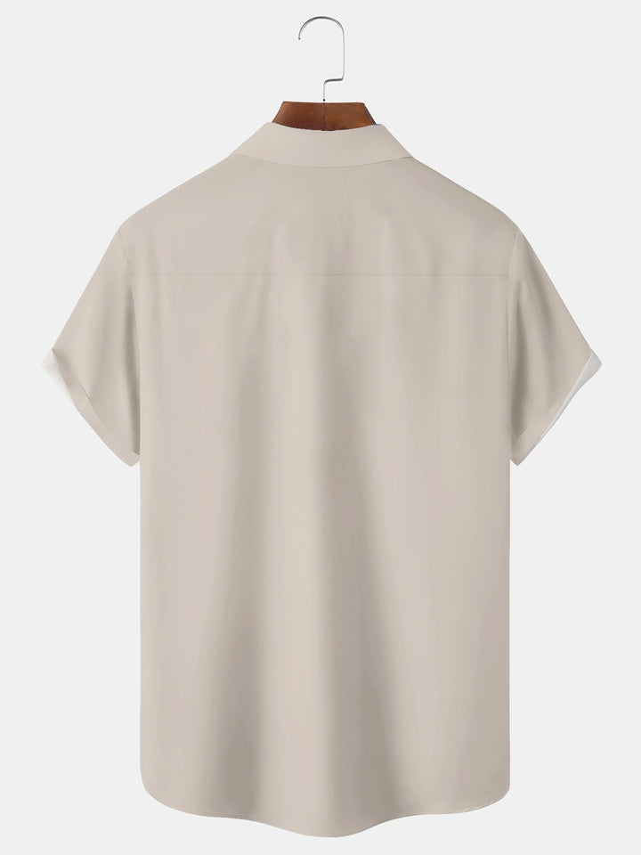 Camisa con diseño creativo y estampado de póster de coche retro para hombre con bolsillos